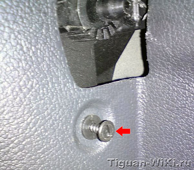 Винт под ручкой открывания капота