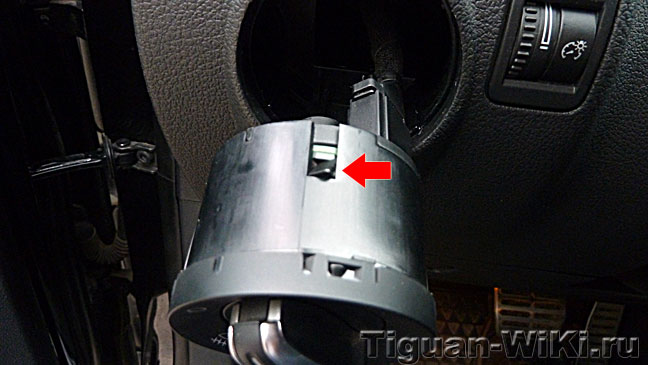 Снимаем переключатель головного света в салоне Tiguan