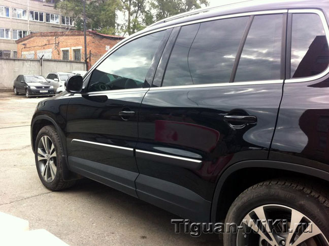 Молдинги на черном Tiguan