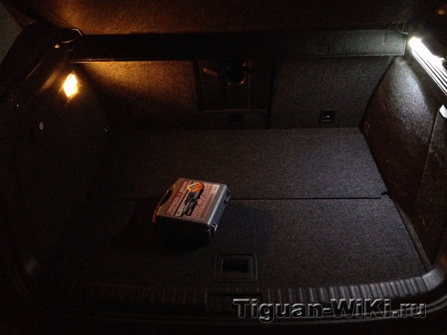 Штатное освещение багажника VW Tiguan + подсветка на боковинах