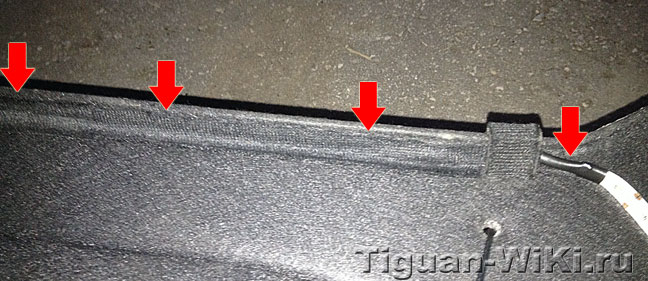 Крепление провода на полке Tiguan