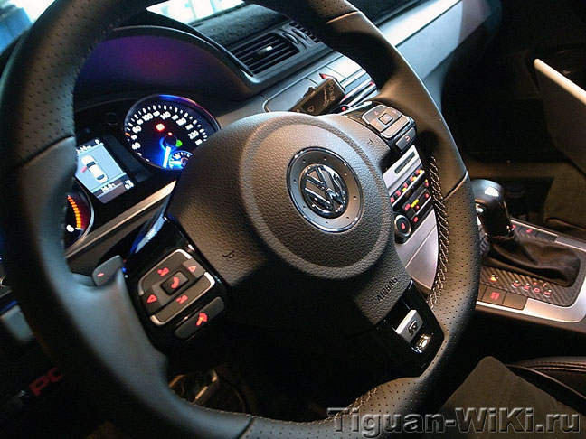 Мультируль GTI на Tiguan, Golf и Passat в цвете черный лак